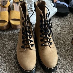 Dr. Martens Leona Boots